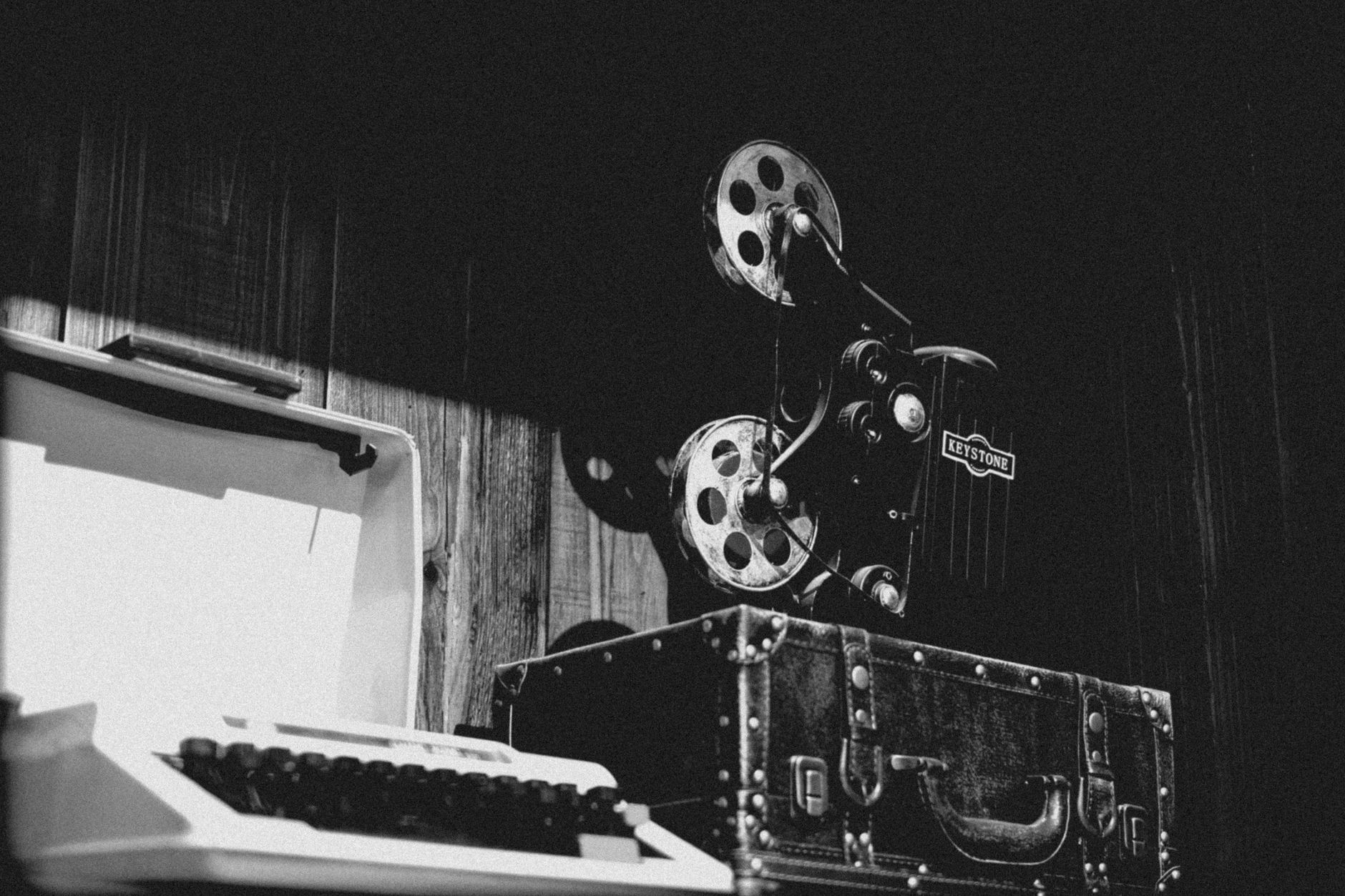 Proyección de película muda en cine clásico con pantalla vintage