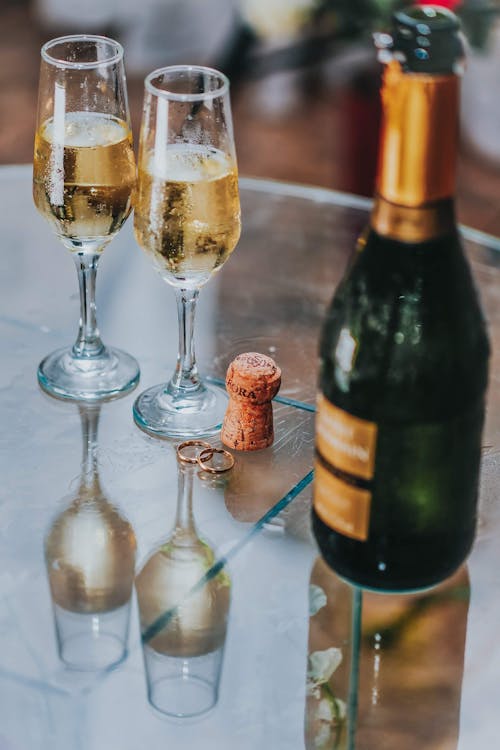 Gratuit Bouteille De Champagne Ouverte Près De Deux Verres à Cocktail Photos