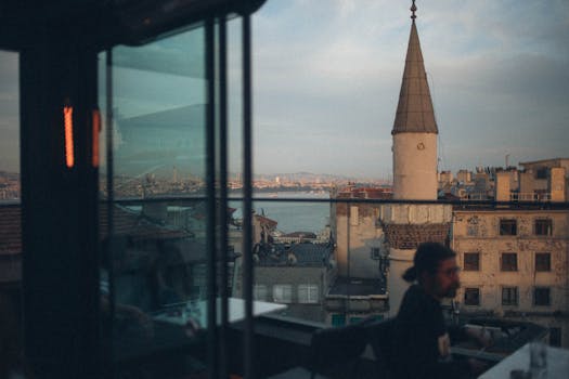 伊斯坦布尔的屋顶上，迷人的景色将古老的尖塔与日落时的城市天际线映衬得格外突出