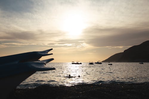 akşam karanlığı, demirli, deniz içeren Ücretsiz stok fotoğraf