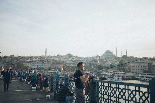 在加拉塔桥上钓鱼的人们，可以拍到伊斯坦布尔的天际线和清真寺，这是完美的旅行照片