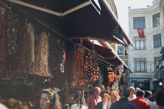 日光下，伊斯坦布尔充满活力的市场里，悬挂的香料与忙碌的人群交相辉映