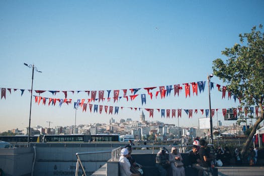 城市里阳光明媚，五颜六色的土耳其彩旗与繁忙的街景相映成趣