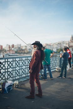 一群人在城市白天的桥上钓鱼