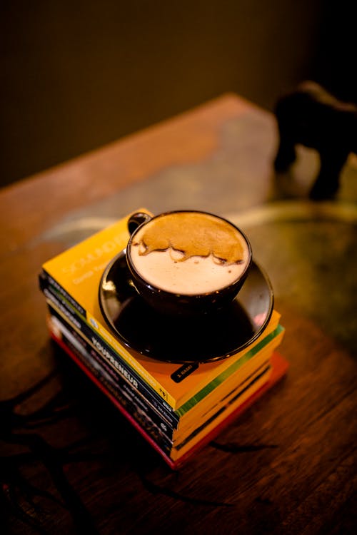 Foto profissional grátis de café, caneca, livros