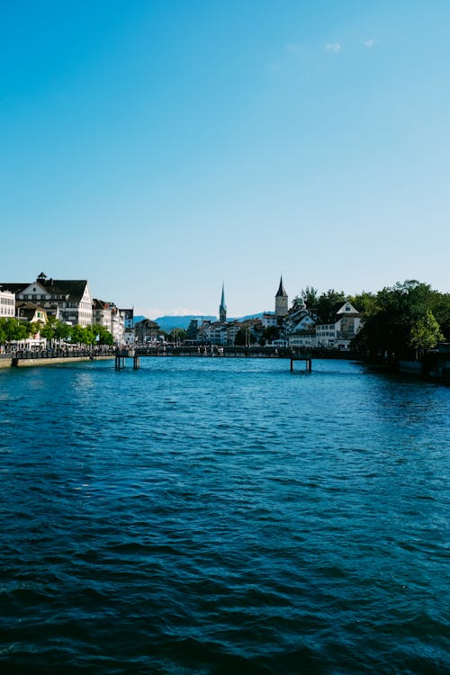 Kostenloses Stock Foto zu blauer himmel, brücke, brücken