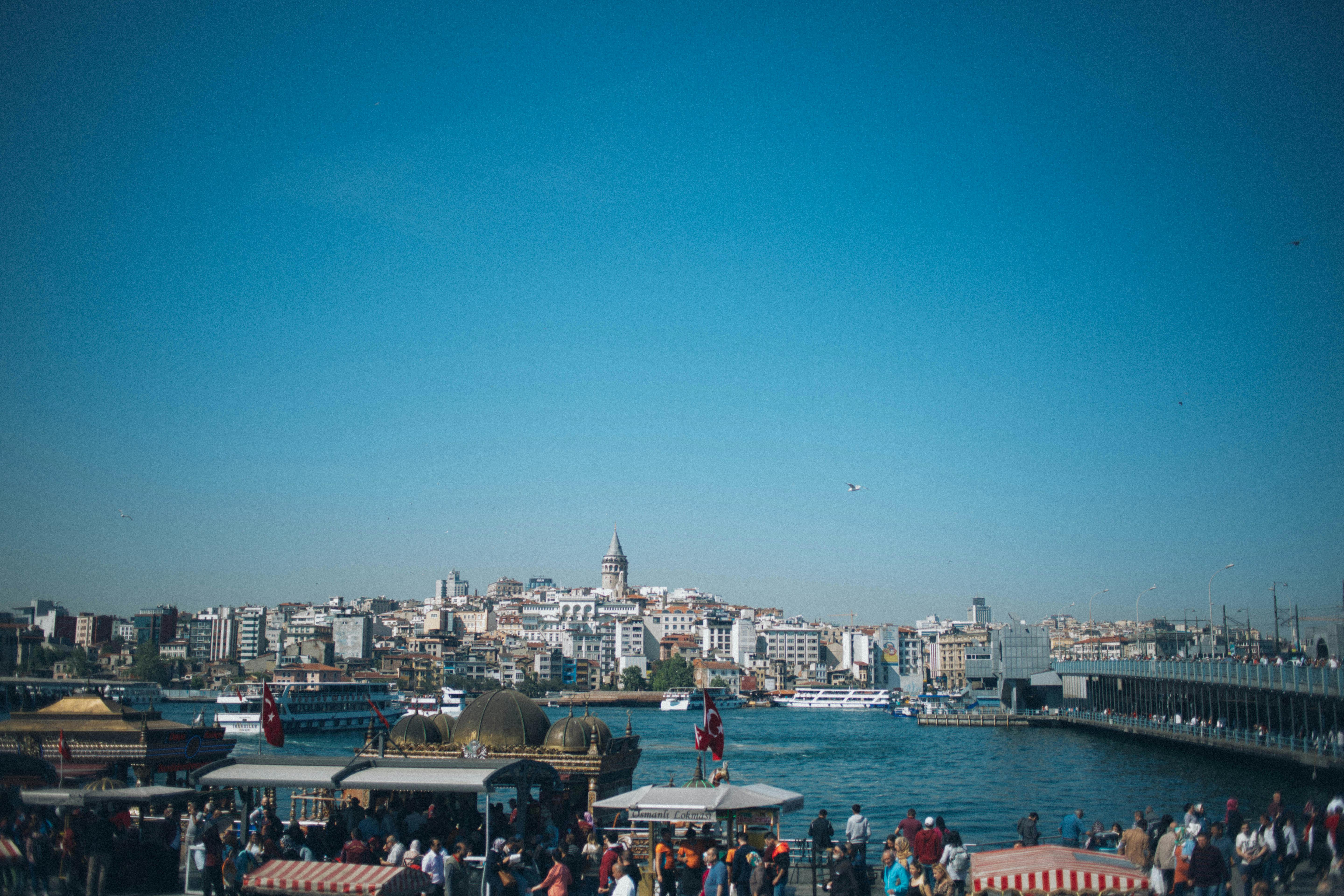 伊斯坦布尔的城市景观充满活力，以加拉塔塔和繁忙的海滨为特色