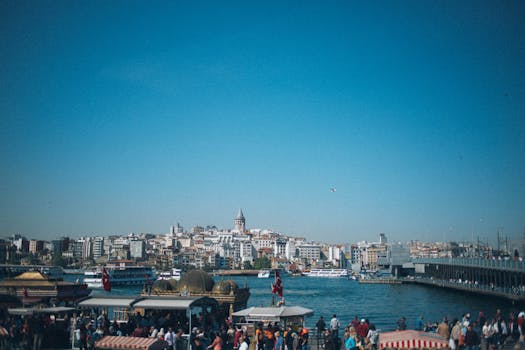 伊斯坦布尔的城市景观充满活力，以加拉塔塔和繁忙的海滨为特色