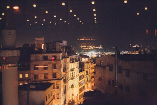 迷人的城市夜景在星空下展示着灯火通明的建筑