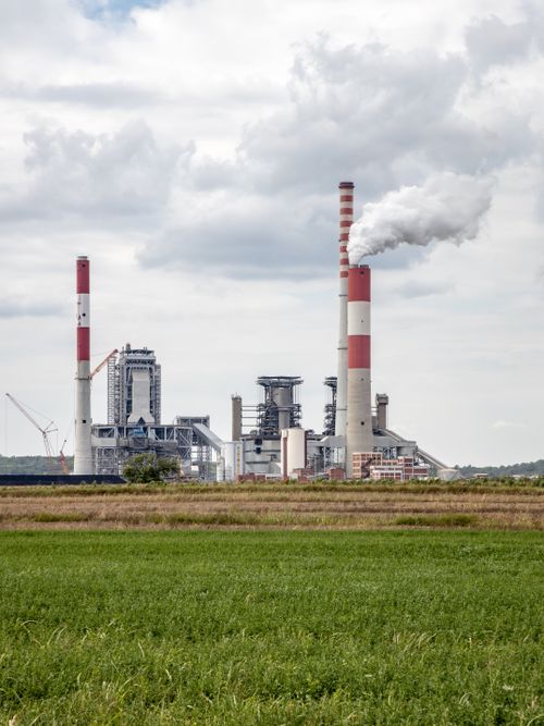 Free A power plant with smokestacks releasing smoke, highlighting industrial pollution and energy production. Stock Photo