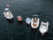 从空中拍摄的五艘船只停泊在宁静的水域上，展现了航海的宁静