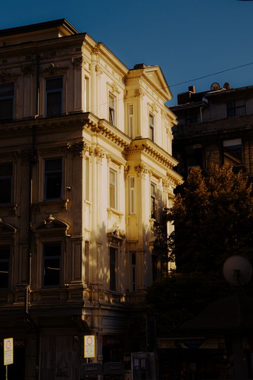 Free A neoclassical building captured at sunset, showcasing intricate architecture in a city setting. Stock Photo