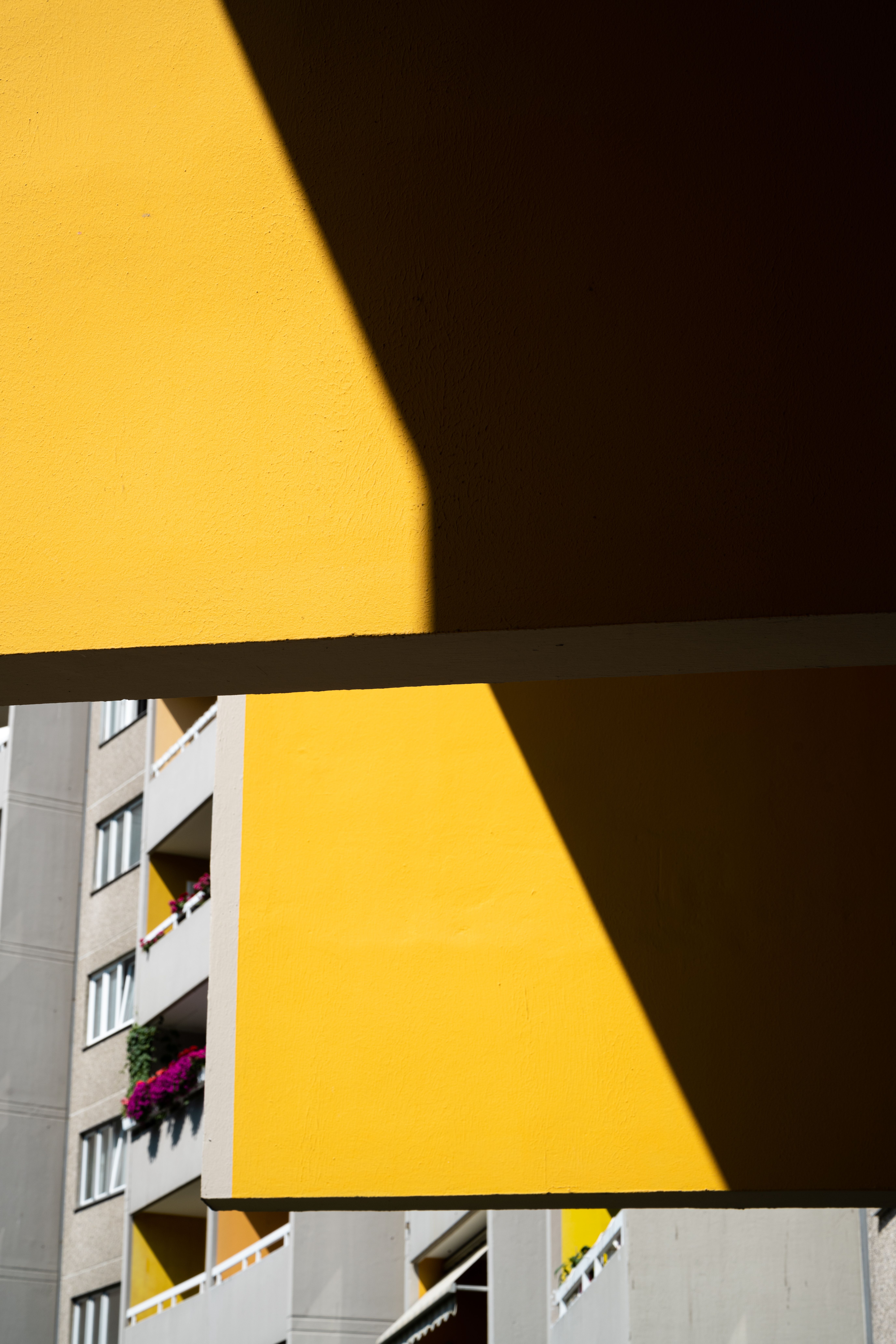 A yellow building with a shadow on it · Free Stock Photo