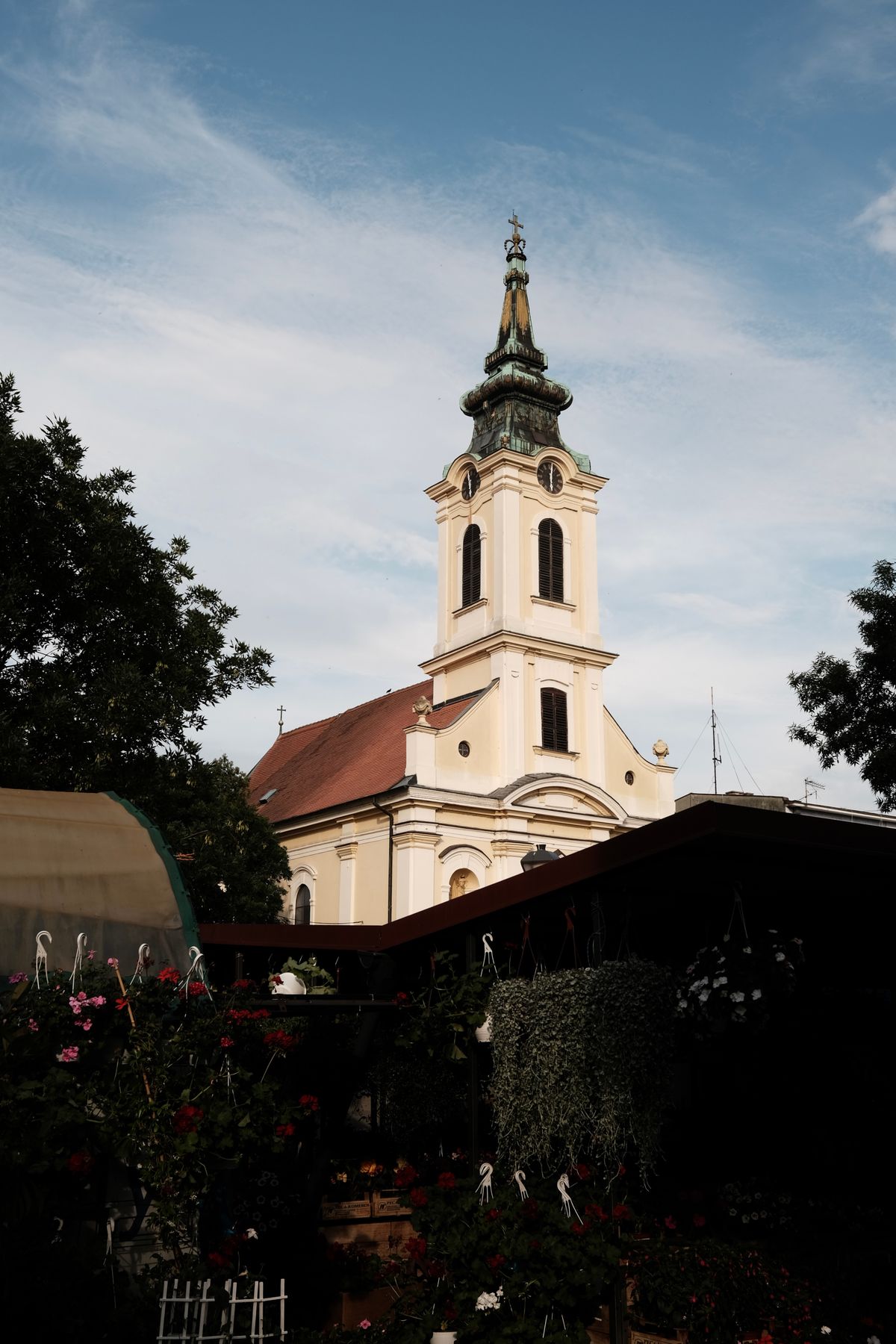 Zemun - turnul unei biserici ortodoxe deasupra verdeții
