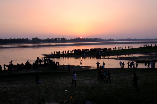 Silhouetted crowd by a river during sunrise, capturing serene and scenic views. - Fotografer Sidoarjo