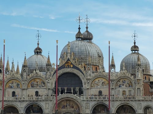 Foto profissional grátis de aparência, basílica de são marcos, cúpulas