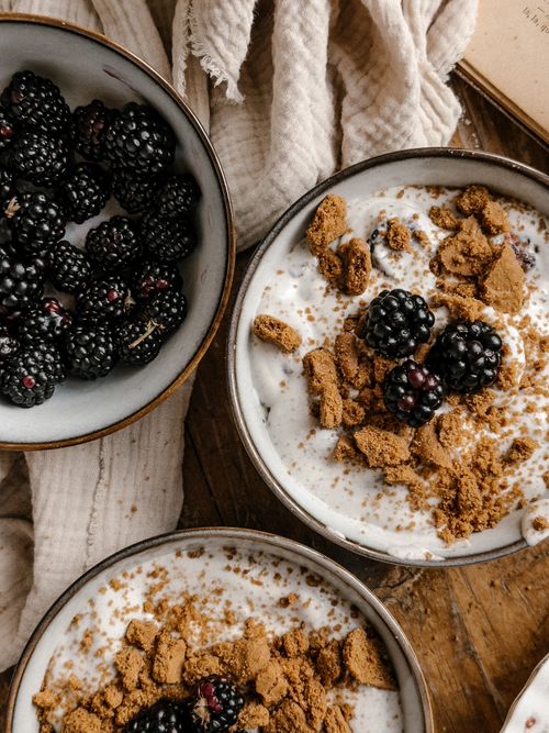 Free Indulge in healthy breakfast bowls with fresh blackberries and crunchy toppings. Stock Photo