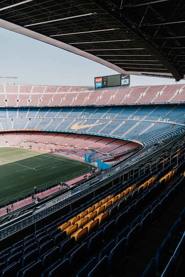 Interior del estadio Camp Nou durante el día
