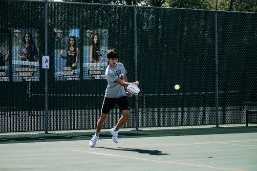 Carlos Alcaraz på tennisbanan under en match
