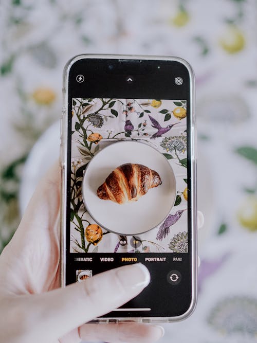 免費 iPhone, 牛角麵包, 糕點 的 免費圖庫相片 圖庫相片