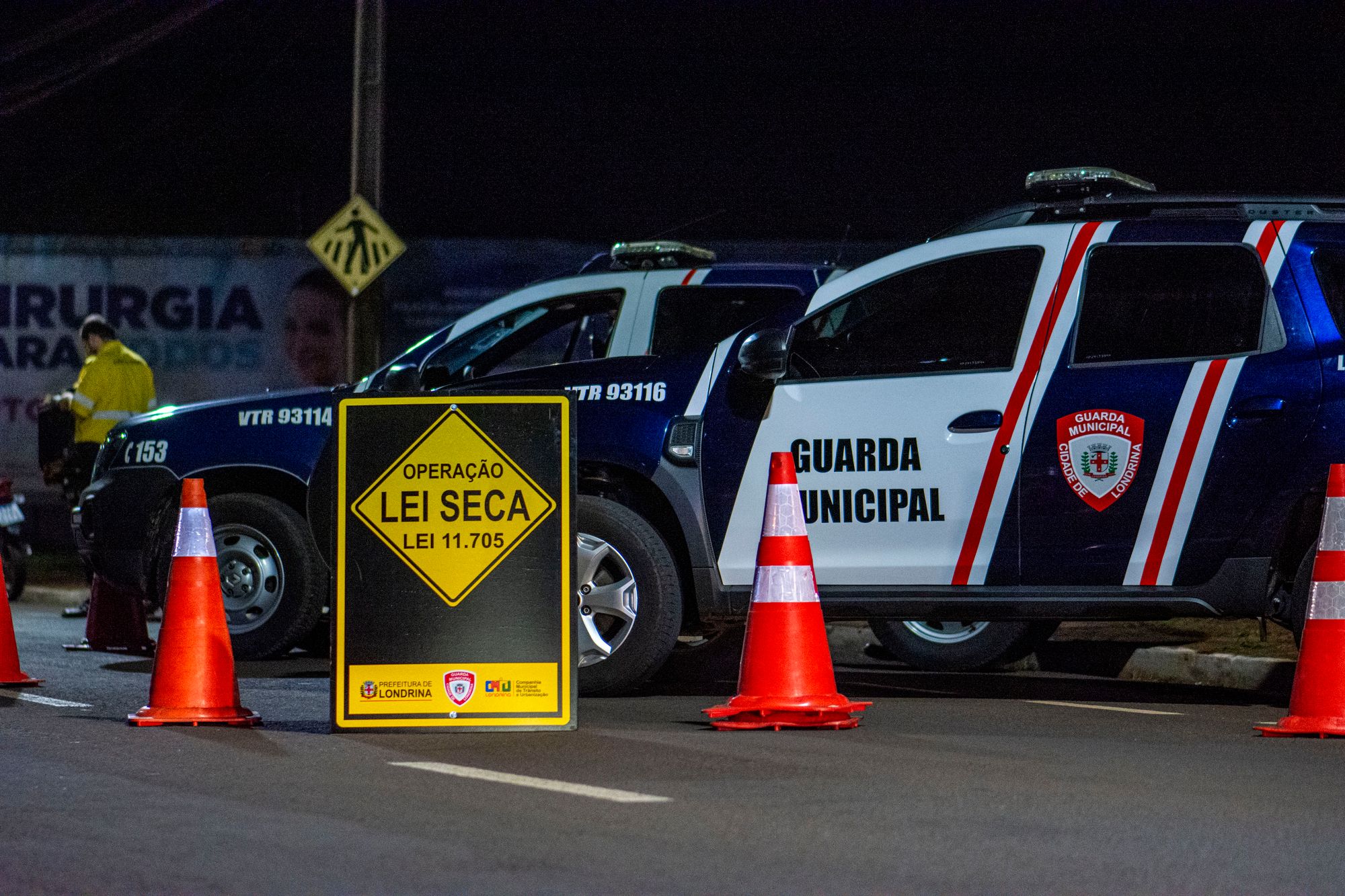Filas de vehículos esperando en los carriles de inspección de un cruce fronterizo terrestre