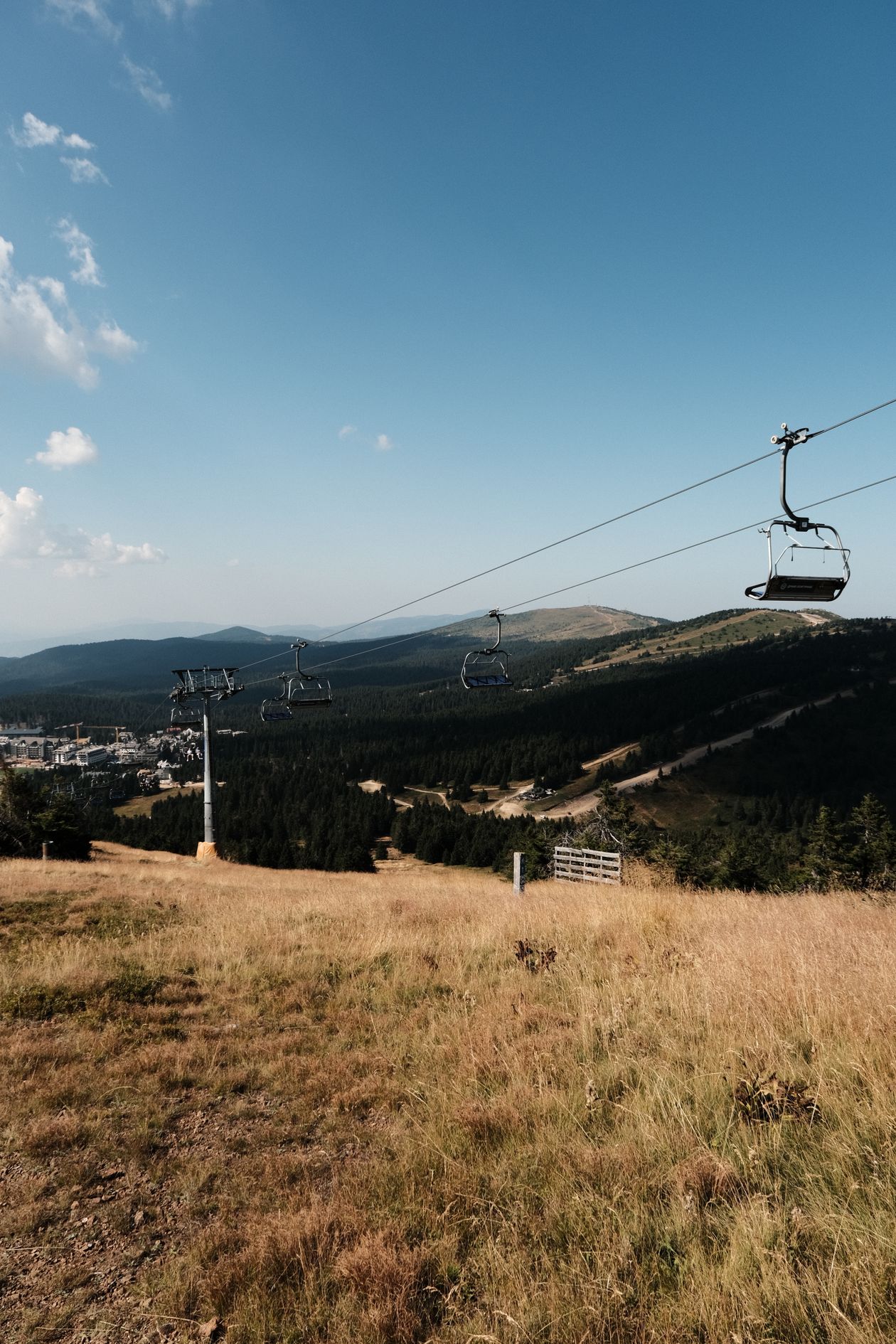 Când e ieftin să te cazezi în Kopaonik: telescaun deasupra stațiunii, vara