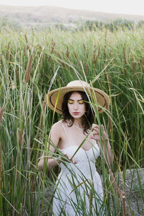 Základová fotografie zdarma na téma bílé šaty, brunetka, hřiště