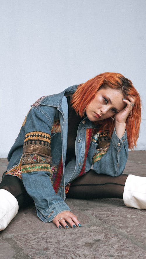 Ingyenes stockfotó divatfotózás, dzseki, festett vörös haj témában