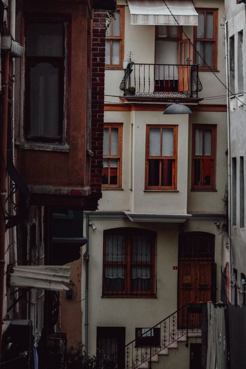 Free Captivating urban scene showcasing vintage buildings with balconies and wooden windows. Stock Photo