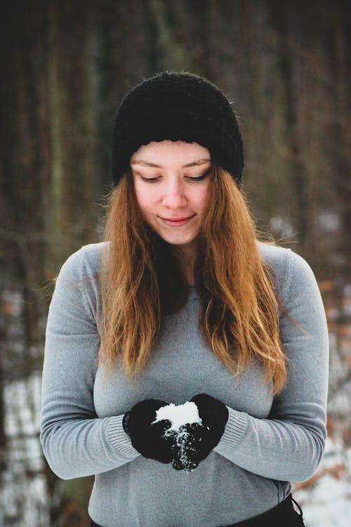 Mujer Sosteniendo Nieve
