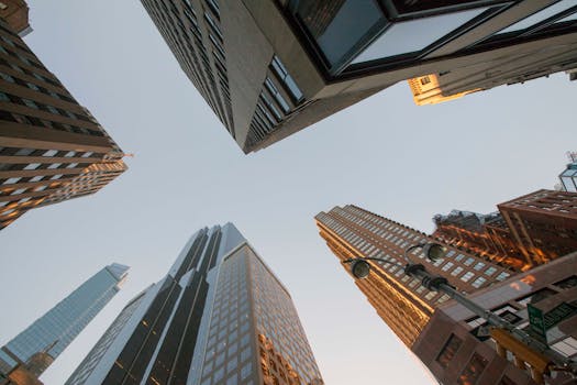 晴朗天空下，现代摩天大楼的向上视图，营造出城市峡谷般的戏剧性效果