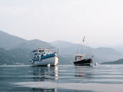 群山环绕的宁静港口里，平静的水面上停泊着一艘船