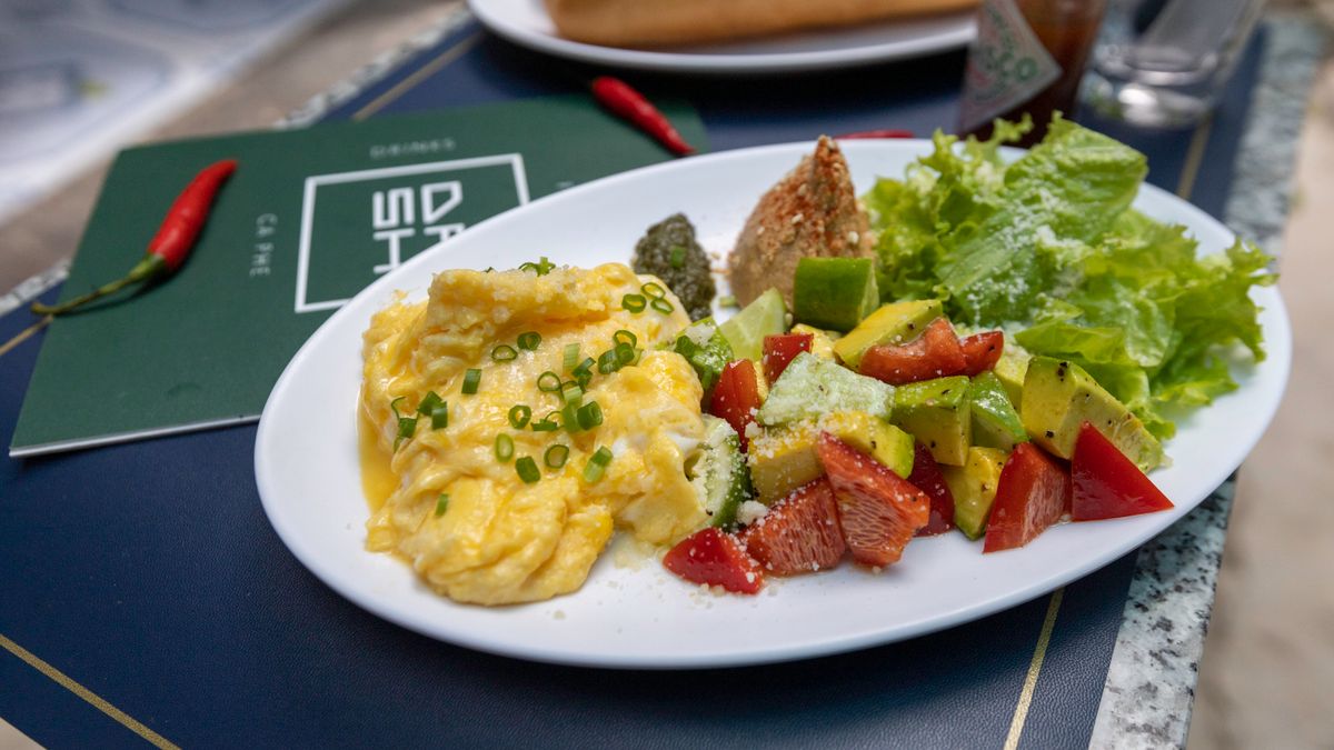 Scrambled eggs with tomatoes