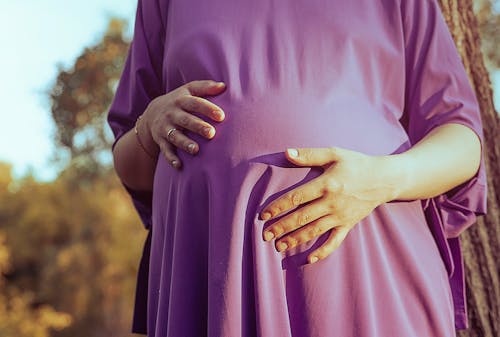 Gratis stockfoto met gelukkige zwangerschap, herfstkleuren, omvallen