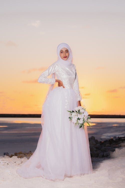 Základová fotografie zdarma na téma bílé šaty, hijabi, kytice