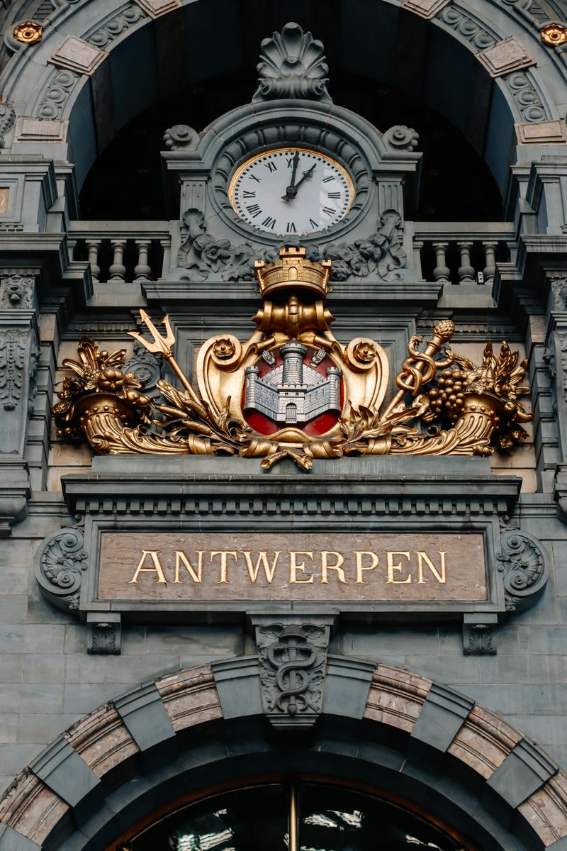 Ornament auriu pe fațada unei clădiri istorice din Anvers