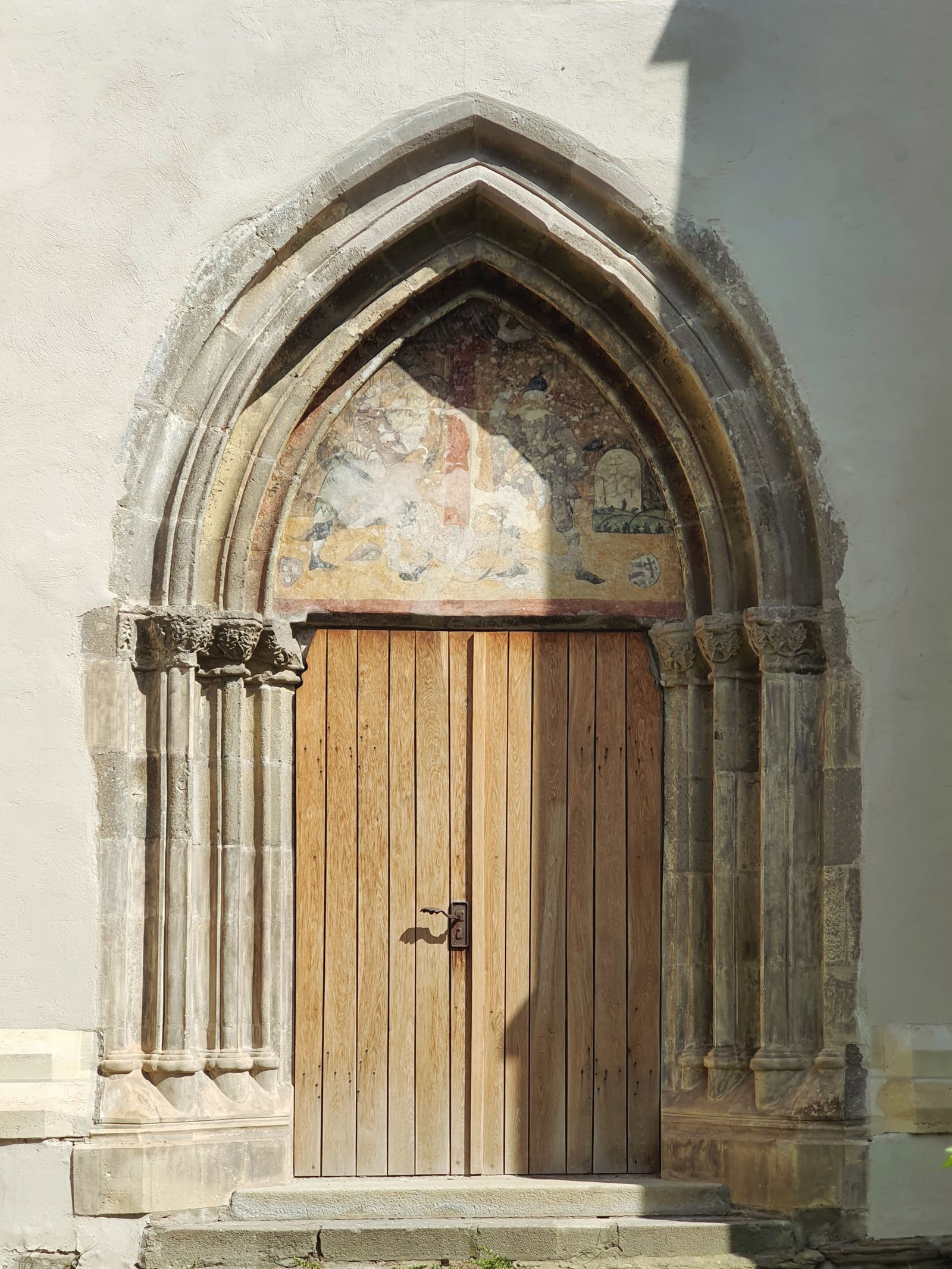 Cazare în Târgu Mureș: portal gotic de biserică din orașul vechi