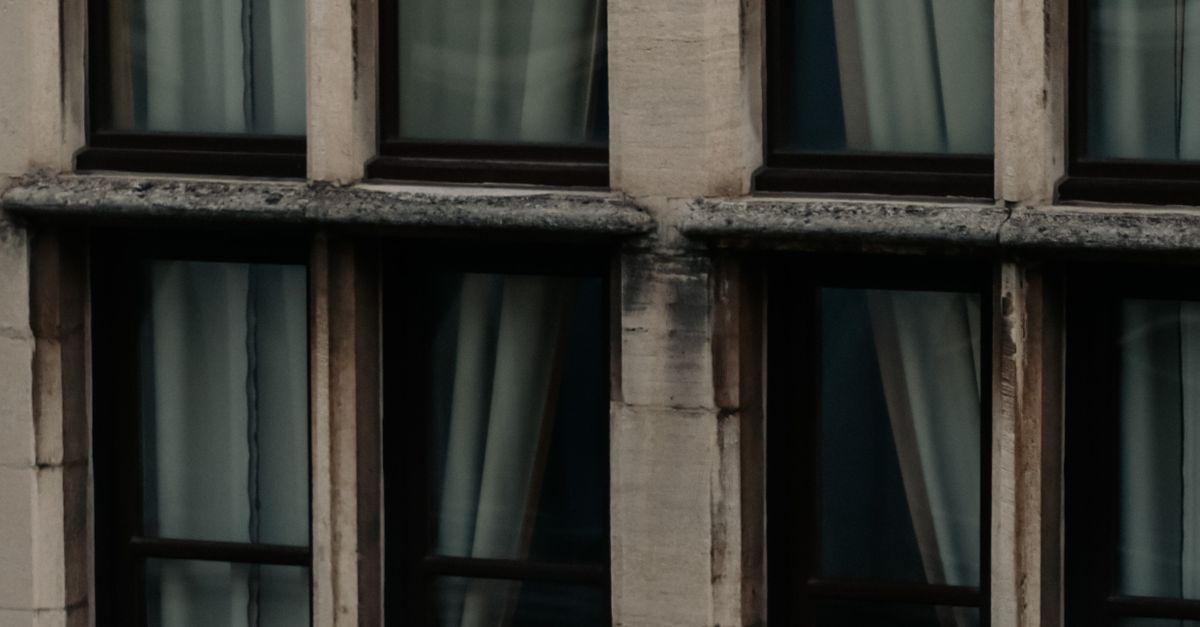 Retro Building Windows Windows in Vintage Building · Free Stock Photo