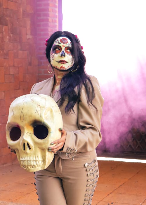 Catrina Standing with Skull