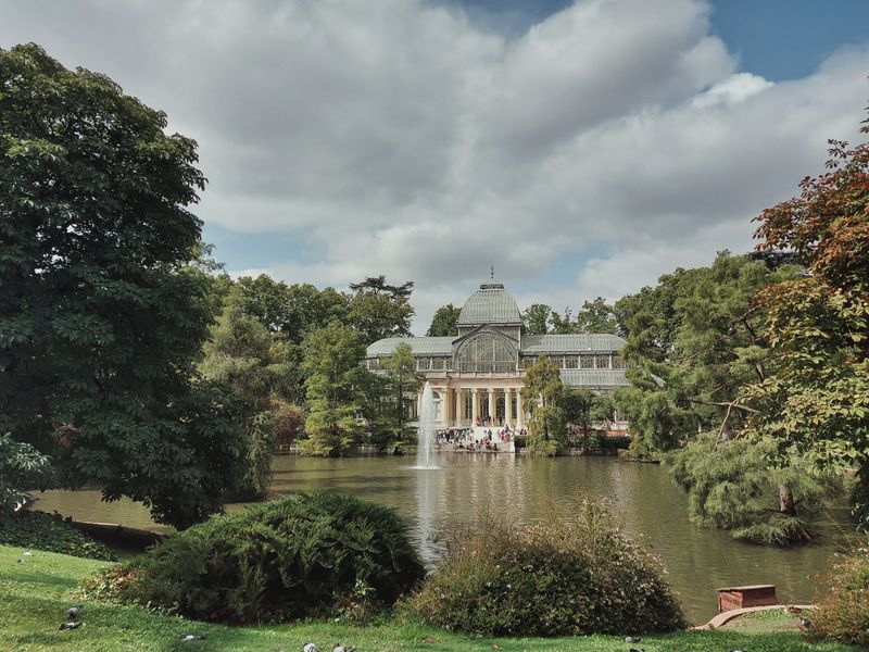 El Palacio de Cristal reflejado en el estanque del Parque del Retiro de Madrid