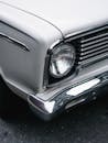 特写镜头展示了一辆经典老爷车的镀铬保险杠和前大灯细节