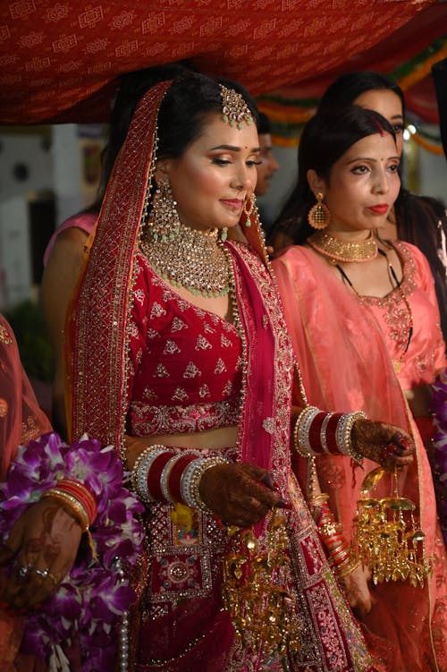 Základová fotografie zdarma na téma červená lehenga, elegantní, indiánské nevěsty