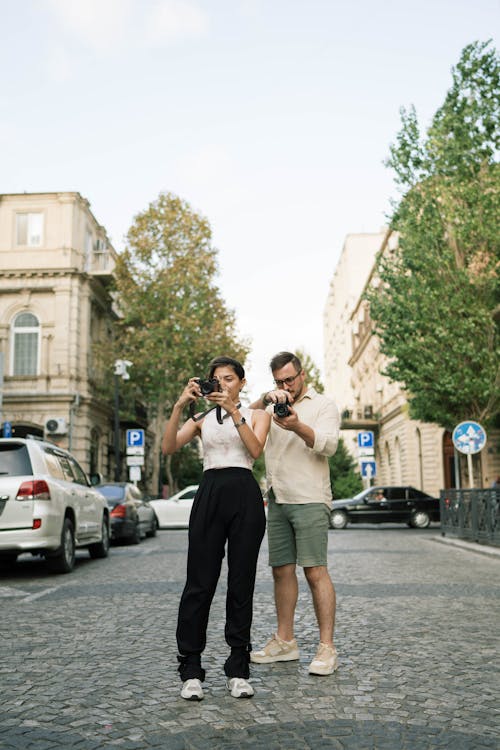 Foto d'estoc gratuïta de aparcament, càmeres, carrer