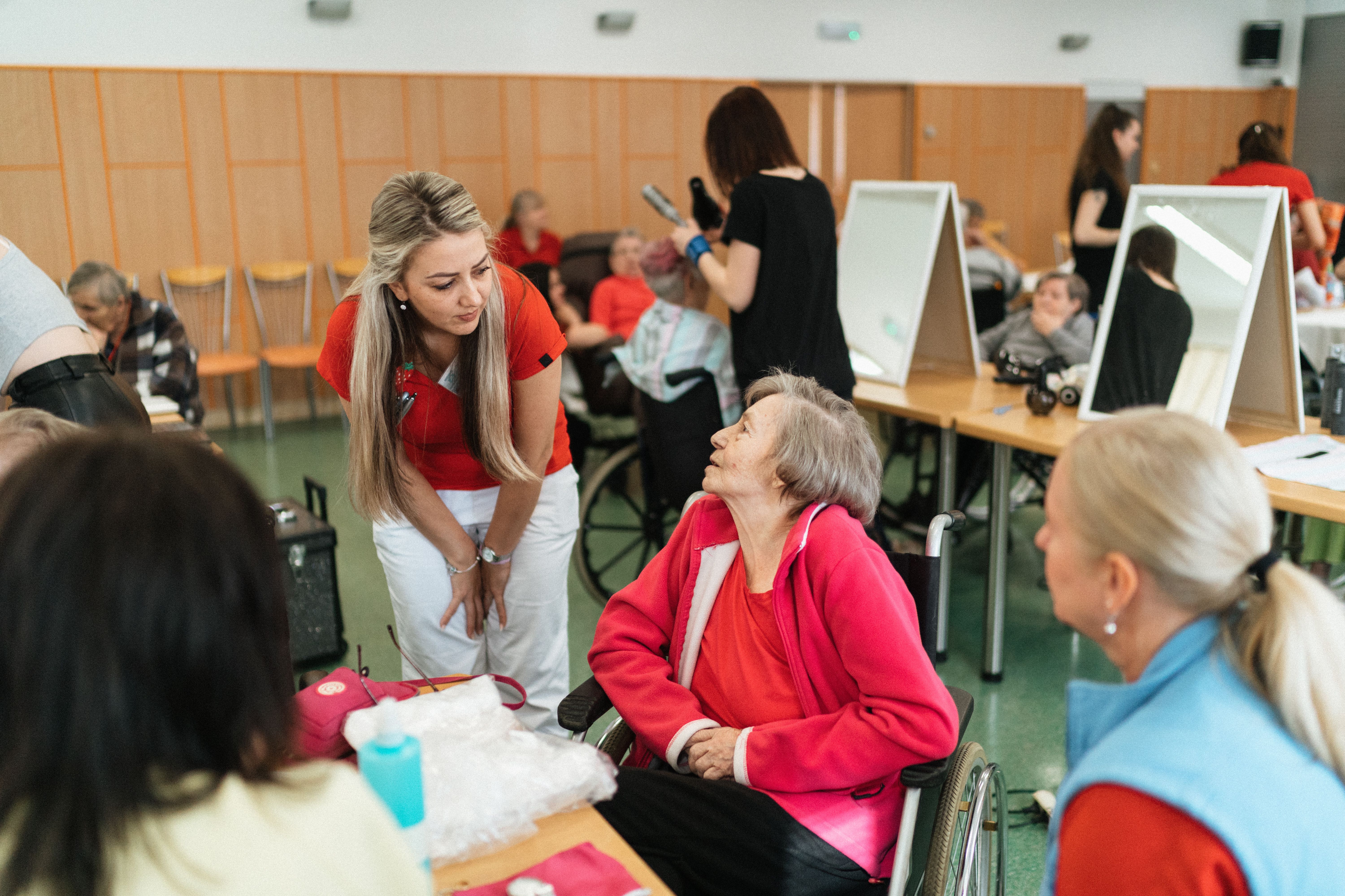 Operatrice che dialoga con una persona anziana