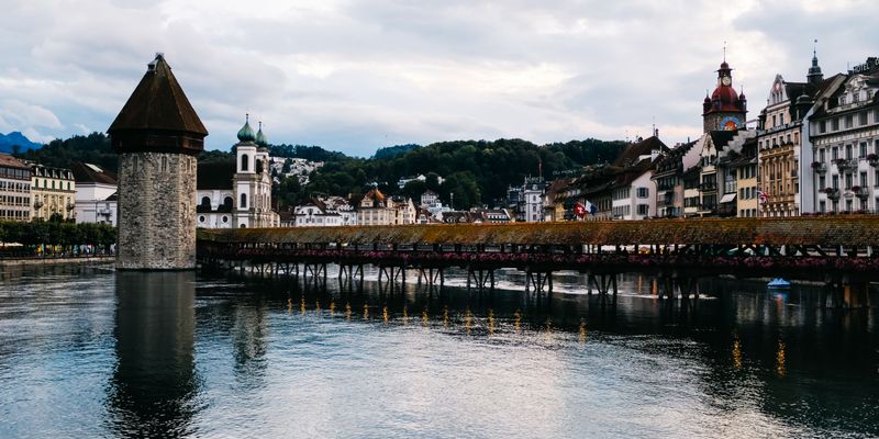 Lucerna con el puente de la Capilla y la torre del Agua