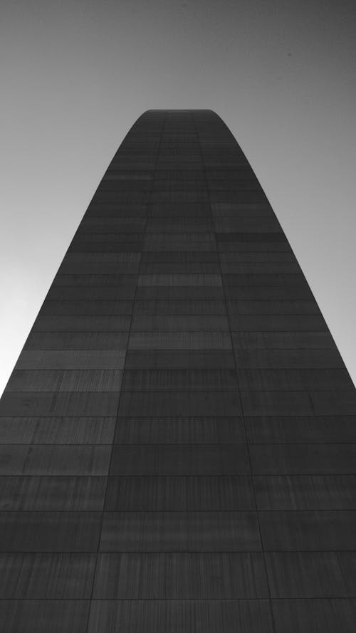Black and White photo of The Gateway Arch in Saint Louis, USA