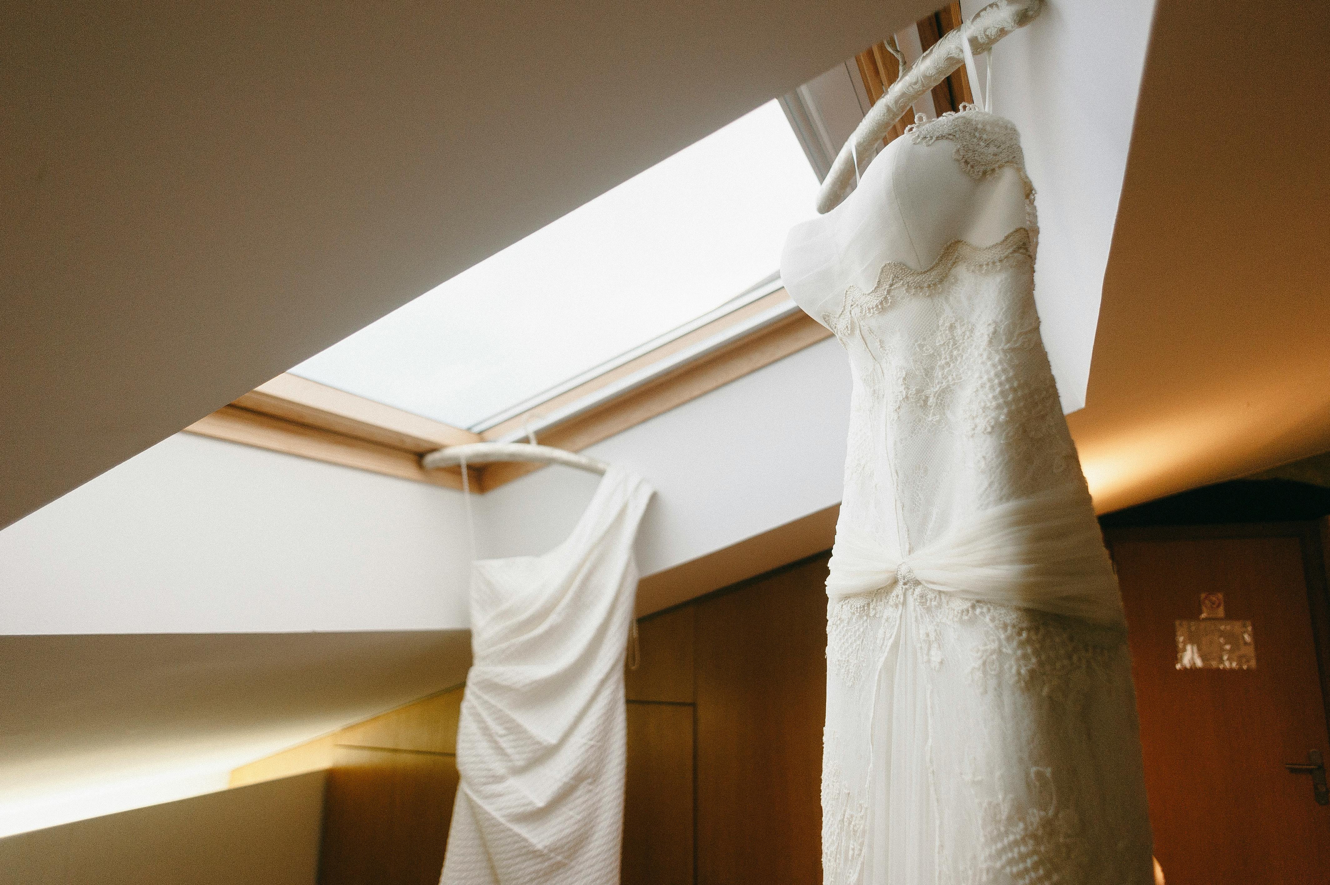 Montaż sufitu napinanego z taśmą akustyczną i wypełnieniem z wełny mineralnej