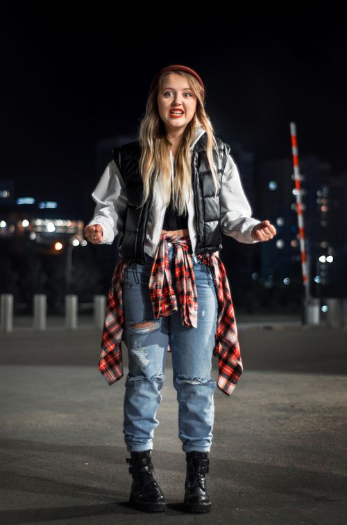 Free A fashionable woman poses confidently in a city setting at night, showcasing urban style. Stock Photo