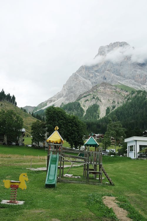 Kostenloses Stock Foto zu berge stadt, berggipfel, bergwald