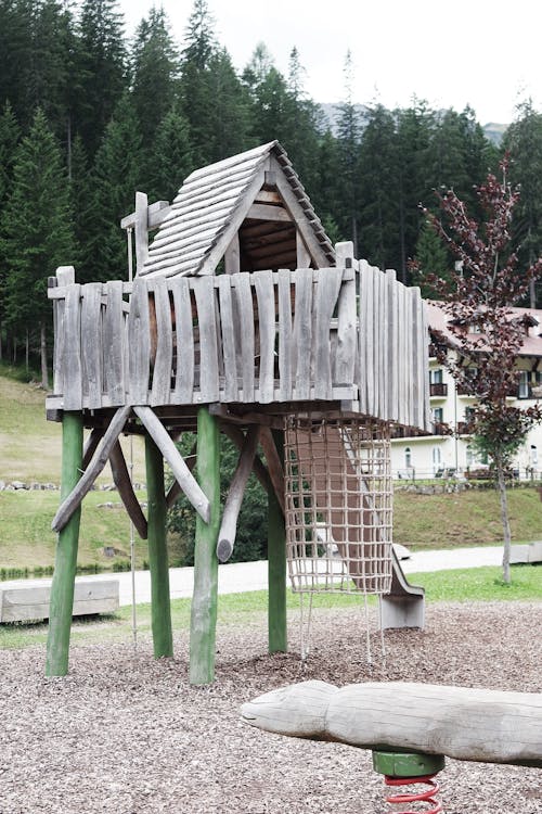 Kostenloses Stock Foto zu berge stadt, kinderspielplatz, spielplatz